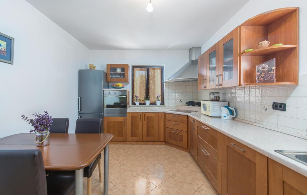 Holiday House Vita Tinjan Rum bild